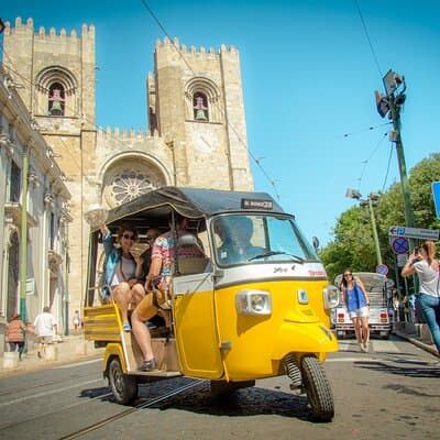 Discover the hills and historic neighborhoods of Lisbon in tuk tuk 2
