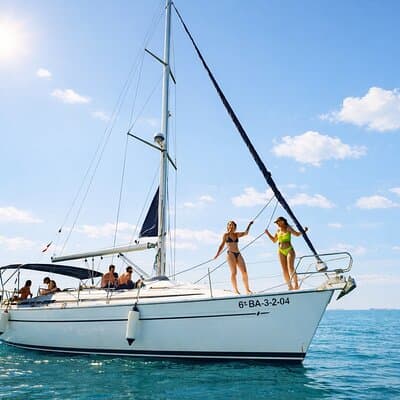 Private Boat Trip in Barcelona with Snacks and Drinks