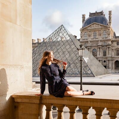 Paris: Premium photoshoot around Louvre