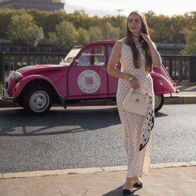 Emily in Paris Tour - in a Pink Citroƫn 2cv 5