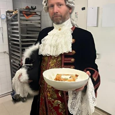 Unusual lunch with history 5
