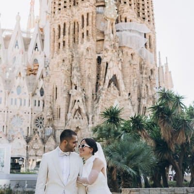Barcelona: Private Photoshoot Sagrada Familia Park Guell Gothic