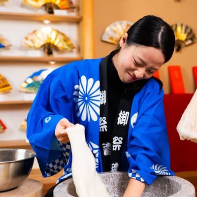 Tokyo Traditional Mochi Pounding Experience with Tasting 2