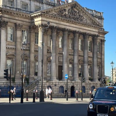 Money and Power in the City Sightseeing Tour 4